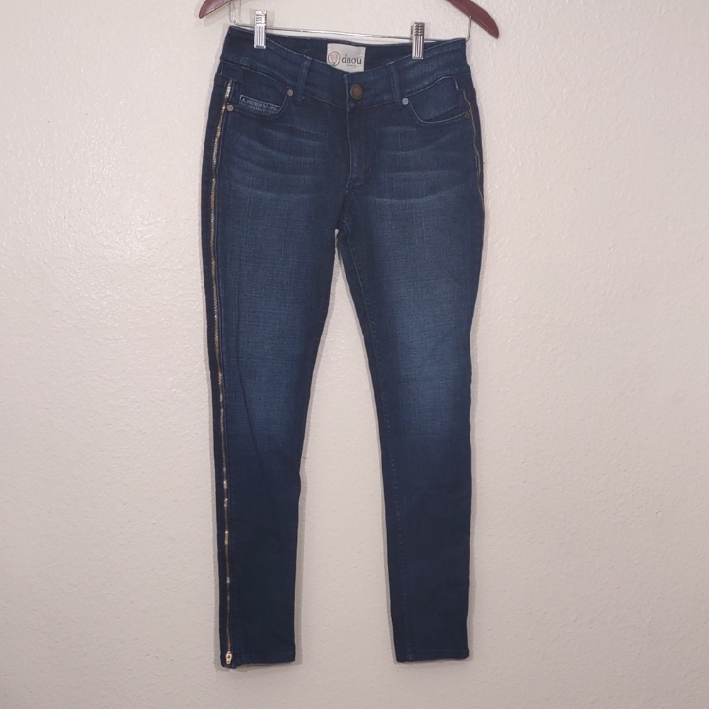 GENTLY USED DAOU DENIM CO JEANS LEG ZIPPER BUTTON AND ZIPPER FASTEN SIZE 26